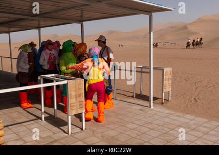 Dunhuang, Cina - 8 Agosto 2012: turisti cinesi presso l'eco sabbia montagna vicino la città di Dunhuang, nella provincia di Gansu, Cina. Foto Stock