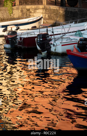 Riflessioni del porto, Limone sur Garda Lago di Garda, provincia di Brescia, Italia Foto Stock