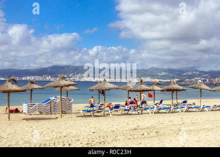 Palma de Mallorca spiaggia in riva al mare a, distretto Ciutat Jardi Foto Stock