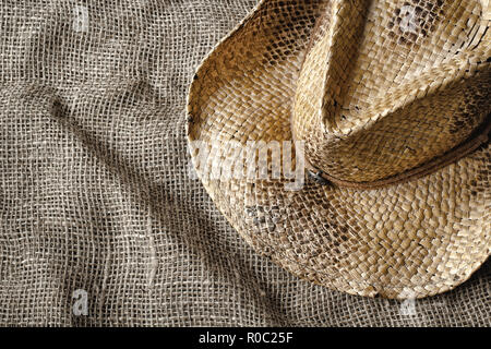 Stile western cappello di paglia su tela. Vista dall'alto in basso. Foto Stock