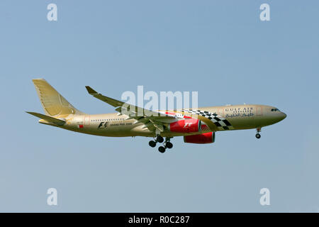 Gulf Air Airbus A330-243 portante un golfo speciale aria F1 Bahrain Grand Prix 2008 schema colori in atterraggio a Londra Heathrow airport. Foto Stock