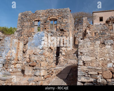 Edifici abbandonati sulla isola di Spinalonga, lo storico abbandonato lebbrosario in NE Creta Foto Stock