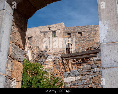 Edifici abbandonati sulla isola di Spinalonga, lo storico abbandonato lebbrosario in NE Creta Foto Stock