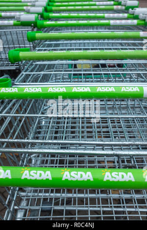 Asda trollies shopping che mostra il nome della società Foto Stock