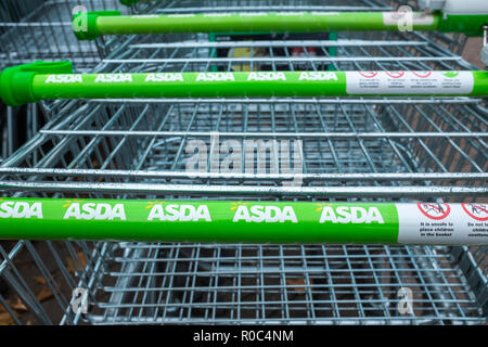 Asda trollies shopping che mostra il nome della società Foto Stock