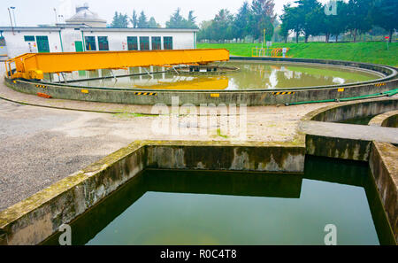 Un decantatore primario in una rete fognaria impianto di trattamento delle acque, Friuli, Italia Foto Stock