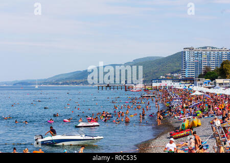 Sochi, Russia - Agosto 22, 2018: city beach Lazarevskoye con vacanzieri mattinata estiva Foto Stock