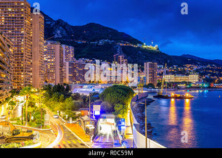 Monte Carlo, Monaco - 1 Ottobre 2018: scena Crepuscolo di Monte Carlo Bay area e gli edifici intorno alla spiaggia con esposizione a lungo effetto. Foto Stock