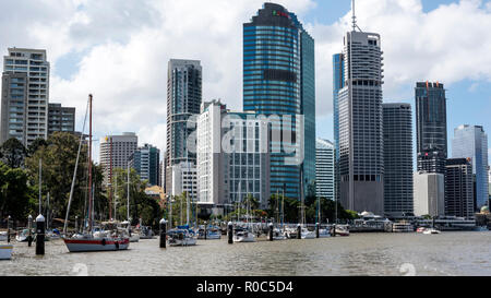 Vista della città di Brisbane e pila ormeggi in città Giardini Botanici, Brisbane, Australia. Foto Stock