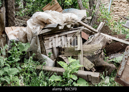 Filo arrugginito, vecchio di tavole di legno e la pellicola di plastica. Materiali di scarico. Foto Stock