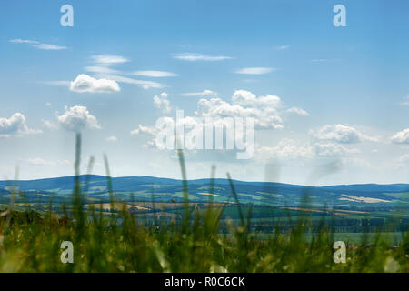 Una vista della collina vicino a San Antonio sul terreno coltivato intorno alla città di Blatnice in Moravia del sud. Sotto un cielo blu con nuvole - Repubblica Ceca Foto Stock
