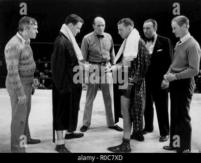 Attore Lew Ayres (seconda a sinistra) con il suo avversario e i gestori di eventi sul set del film "Iron Man", Universal Pictures, 1931 Foto Stock
