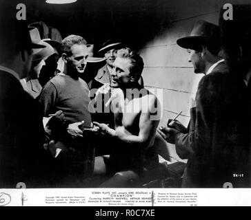 Attore Kirk Douglas (centro), sul set del film "Champion", gli artisti uniti, 1949 Foto Stock