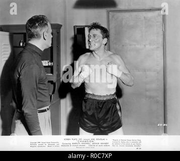 Attore Kirk Douglas (a destra), sul set del film "Champion", gli artisti uniti, 1949 Foto Stock