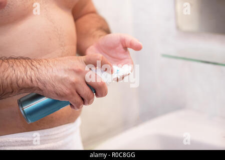Uomo con schiuma da barba. Foto Stock