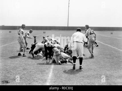 Gioco del calcio, sul set del film "L' All-American, Universal Pictures, 1932 Foto Stock