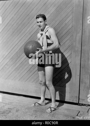 Attore Richard Arlen, pubblicità ritratto in costume da bagno tenendo palla medica, Paramount Pictures, 1931 Foto Stock