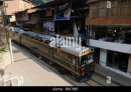 Il Perù convoglio ferroviario in strada ad Aguas Calientes, Perù, Foto Stock