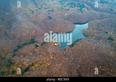 Vista aerea del Morske oko Vihorlat in montagna, Slovacchia Foto Stock