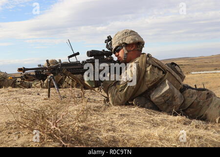 Durante un combinato di bracci di manovra fuoco vivo esercitare presso Yakima Training Center, Washington, soldati del secondo battaglione, 1° Reggimento di Fanteria, 2° Stryker Brigade Combat Team, seconda divisione di fanteria stabilire la sicurezza, Ottobre 3, 2018. Foto Stock