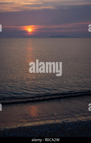 Sunrise visto da una spiaggia nei pressi di portage-du-Cap A L'Ile-du-Havre-Aubert nelle isole della Maddalena, Quebec, Canada. Foto Stock