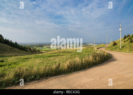 Tortuosa strada di ghiaia sulla Ile du Havre aux Maisons nelle isole della Maddalena, Quebec, Canada. Foto Stock