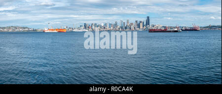 Angolo largo e basso angolo di città di Seattle con imbarcazioni da carico in primo piano Foto Stock