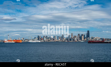 Downtown Seattle grattacieli con più barche nella baia Foto Stock