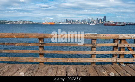 Downtown Seattle Skyline dalla ringhiera in legno in molo in legno Foto Stock