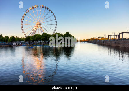 Montreal, Canada - Giugno, 2018: ruota panoramica Ferris di Montreal (La Grande Roue de Montreal) e il lago al tramonto. Foto Stock