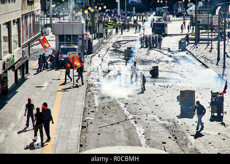 I manifestanti dietro barricate per combattere contro la polizia con pietre sulla strada durante Gezi park proteste di Ankara, Turchia Foto Stock