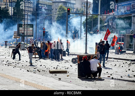 I manifestanti dietro barricate per combattere contro la polizia con pietre su una strada coperta con gas lacrimogeni durante Gezi park eventi in Turchia Foto Stock