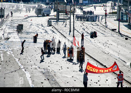 I manifestanti dietro barricate per combattere contro la polizia con pietre sulla strada durante Gezi park proteste di Ankara, Turchia Foto Stock