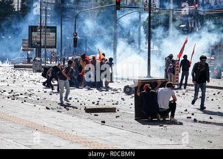 I manifestanti dietro barricate per combattere contro la polizia con pietre su una strada coperta con gas lacrimogeni durante Gezi park proteste in Turchia Foto Stock