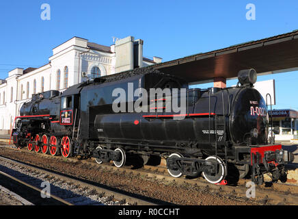 Retrò russo locomotiva a vapore serie L con il simbolo di stato ex URSS e ruote rosse. Parte di un treno rétro Foto Stock