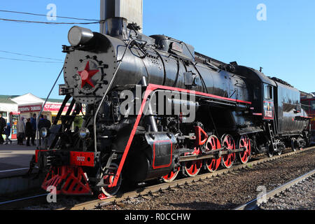 Retrò russo locomotiva a vapore serie L con il simbolo di stato ex URSS e ruote rosse. Parte di un treno rétro Foto Stock