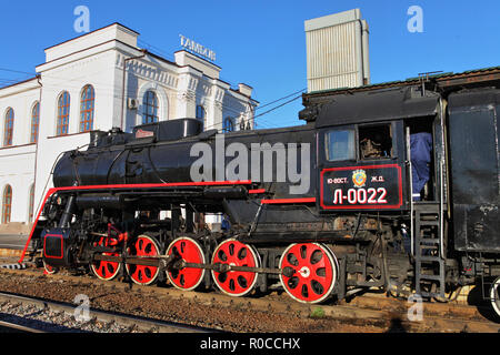 Retrò russo locomotiva a vapore serie L con il simbolo di stato ex URSS e ruote rosse. Parte di un treno rétro Foto Stock