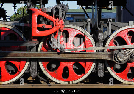 Retrò russo locomotiva a vapore serie L con il simbolo di stato ex URSS e ruote rosse. Parte di un treno rétro Foto Stock