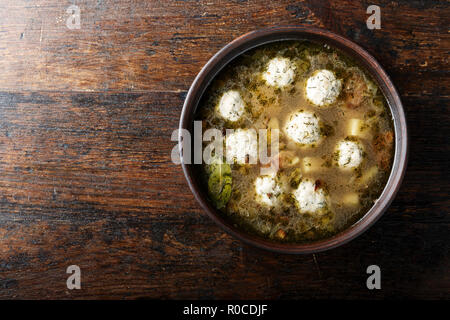 Zuppa di fatti in casa con polpette di carne nel piatto sul tavolo. spazio per il testo Foto Stock