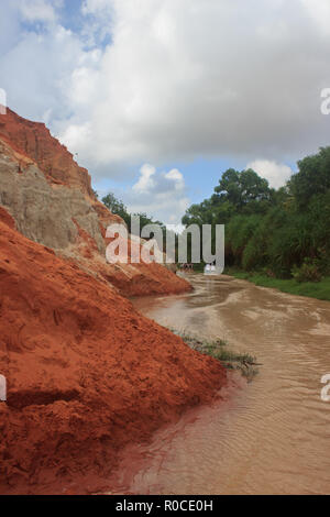 Streaming da favola, fiume attraverso la pietra arenaria mui ne vietnam Foto Stock