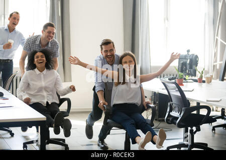 Emozionato spensierata ufficio diversi lavoratori divertirsi durante le fasi di lavoro b Foto Stock