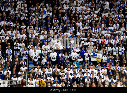 Il Leicester City tifosi sulle tribune indossando Vichai Srivaddhanaprabha magliette durante il match di Premier League al Cardiff City Stadium di Cardiff. Foto Stock