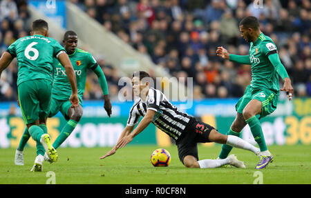 Newcastle United's Yoshinori Muto (centro) e Watford's Etienne Capoue (destra) battaglia per la palla durante il match di Premier League a St James Park, Newcastle. Foto Stock