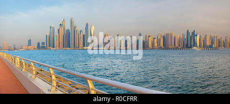 Dubai - La sera Marina Towers dal lungomare di Palm Island. Foto Stock