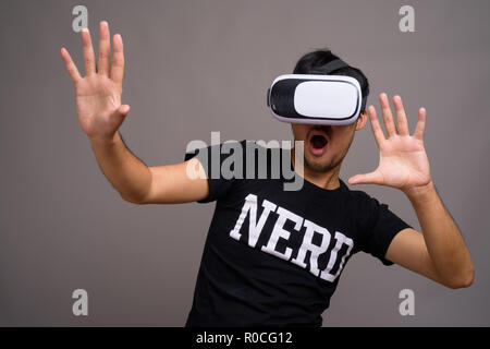 Giovani asiatici nerd uomo utilizzando la realtà virtuale auricolare Foto Stock