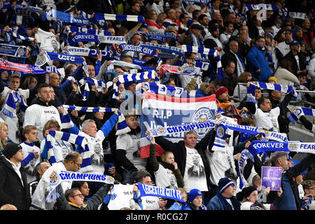 Il Leicester City fans indossando Vichai Srivaddhanaprabha camicie che leggere 'Boss' e agitando le loro sciarpe in ricordo del Leicester City presidente e vittime del crash di un elicottero durante il match di Premier League al Cardiff City Stadium di Cardiff. Foto Stock