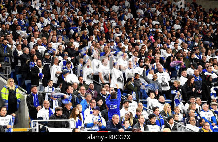 Il Leicester City fans indossando Vichai Srivaddhanaprabha camicie che leggere 'Boss' e agitando le loro sciarpe in ricordo del Leicester City presidente e vittime del crash di un elicottero durante il match di Premier League al Cardiff City Stadium di Cardiff. Foto Stock