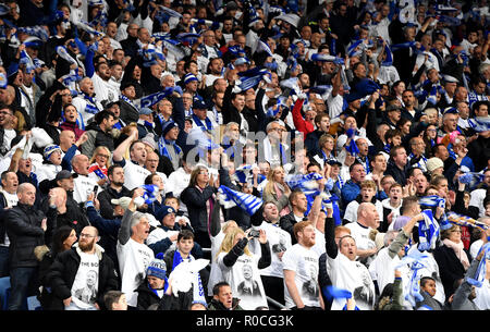 Il Leicester City fans indossando Vichai Srivaddhanaprabha camicie che leggere 'Boss' e agitando le loro sciarpe in ricordo del Leicester City presidente e vittime del crash di un elicottero durante il match di Premier League al Cardiff City Stadium di Cardiff. Foto Stock