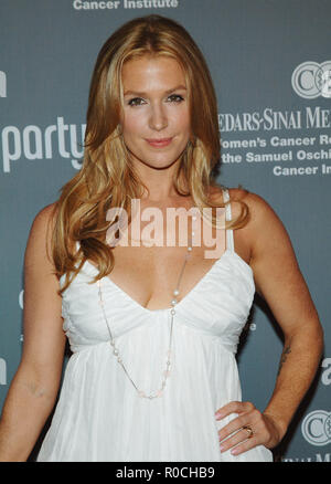 Poppy Montgomery - 4TH Annuale festa rosa a beneficio dei cedri-SSinai donne Cancer Research Institute presso la Santa Monica Airport in Los Angeles. headshot contatto visivo MontgomeryPoppy 30 Red Carpet Event, verticale, STATI UNITI D'AMERICA, industria cinematografica, celebrità, fotografia, Bestof, arte cultura e intrattenimento, Topix celebrità moda / Verticale, meglio di, evento nella vita di Hollywood - California, moquette rossa e dietro le quinte, USA, industria cinematografica, celebrità, movie celebrità, personaggi televisivi, musica celebrità, fotografia, Bestof, arte cultura e intrattenimento, Topix, headshot, verticale, una persona, f Foto Stock