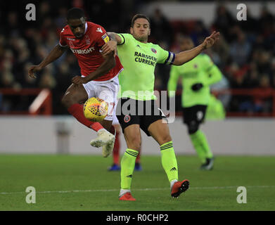 Il Nottingham Forest's Tendayi Darikwa (sinistra) e Sheffield United's Billy Sharp durante il cielo di scommessa match del campionato al suolo città di Nottingham. Foto Stock